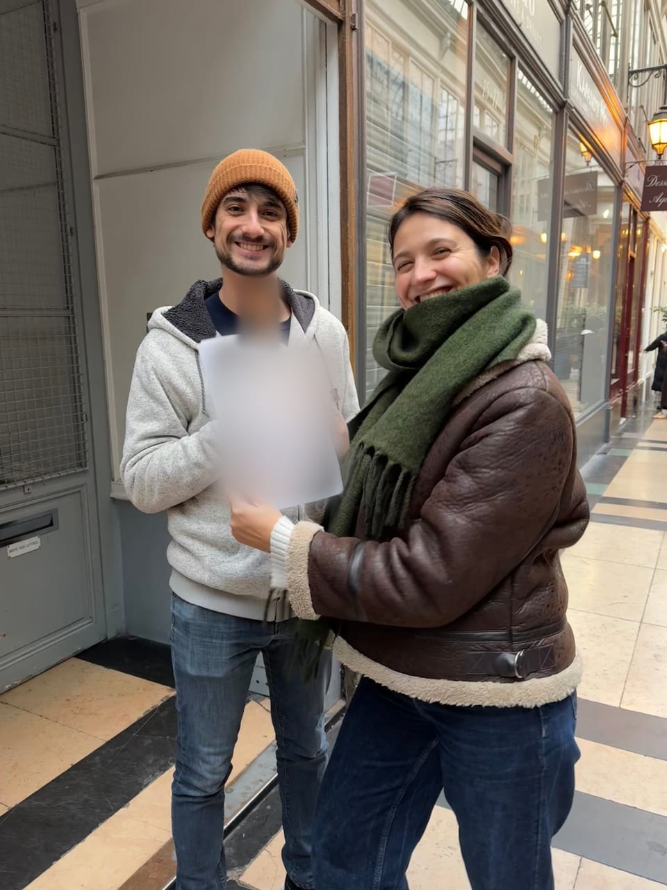 Un couple pendant l'aventure, dans un passage couvert
