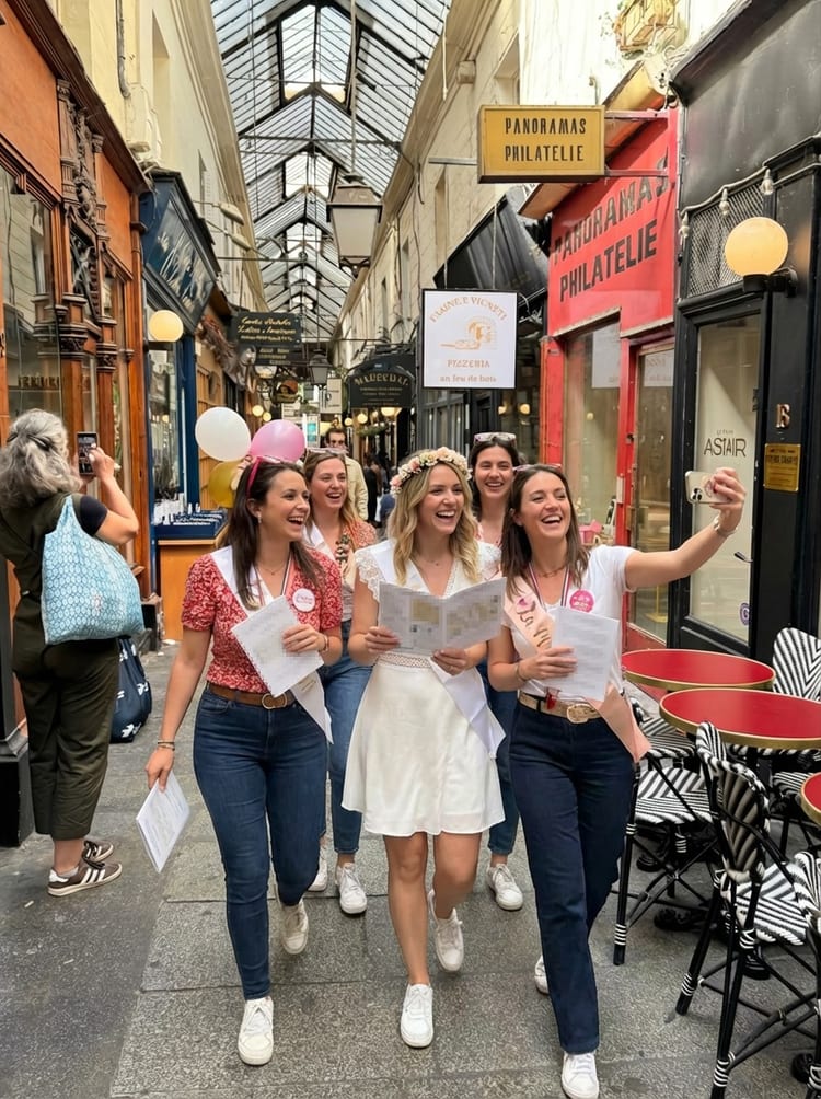 Un groupe d'amies en EVJF dans les passages couverts