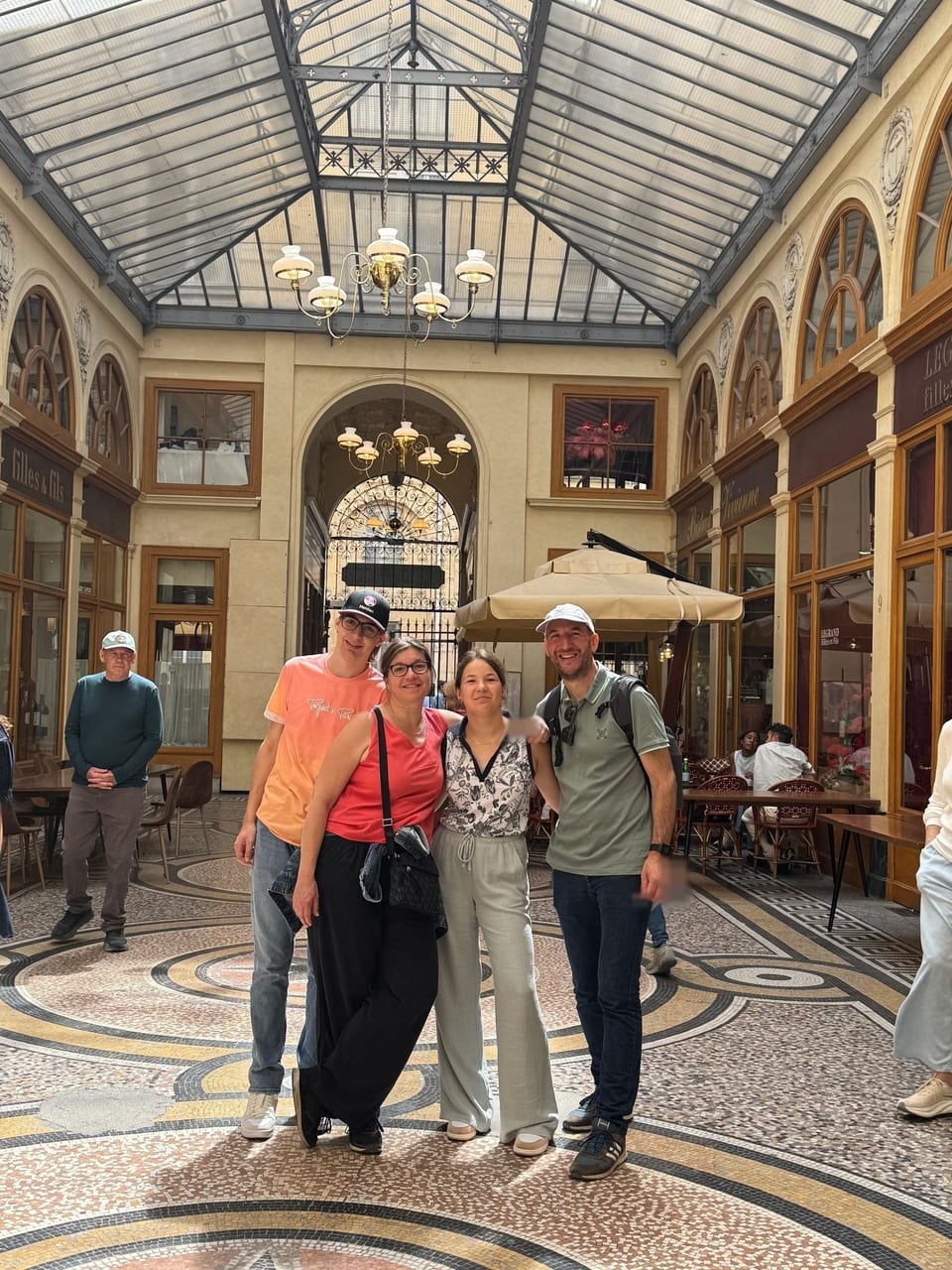 Une famille réunie dans la galerie Vivienne