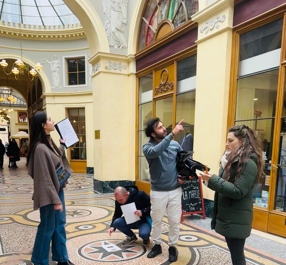 Un groupe en pleine action, une énigme à la main