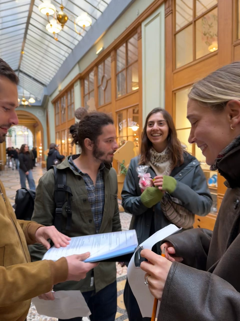Un groupe en action dans les passages couverts de Paris