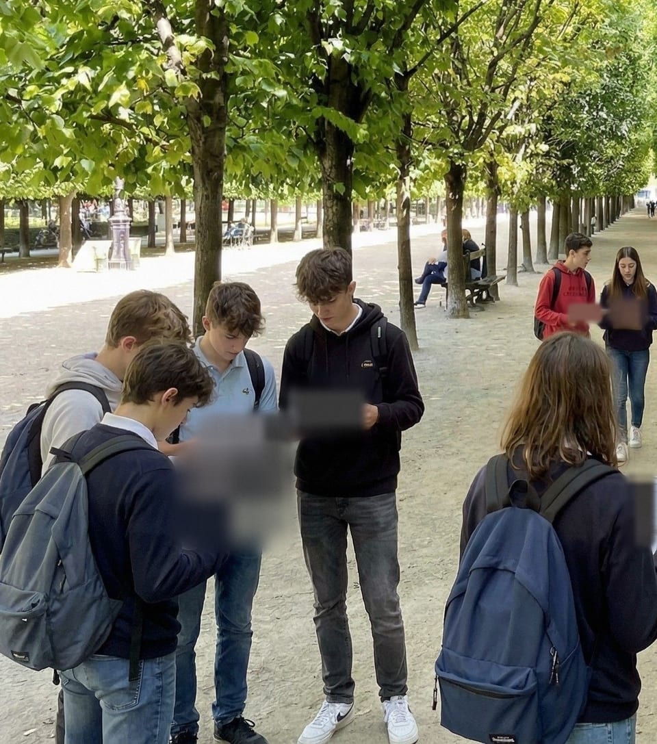 Des élèves en plein jeu sous les arbres du Palais-Royal