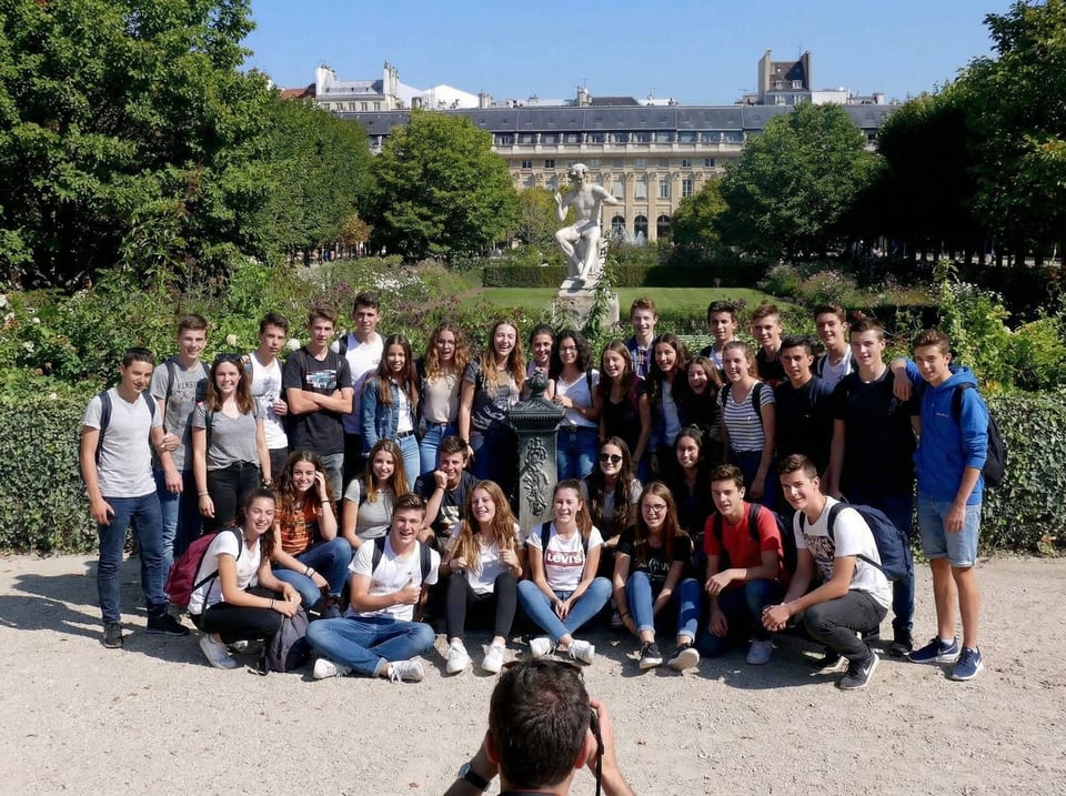 Un groupe scolaire réuni dans le jardin du Palais-Royal