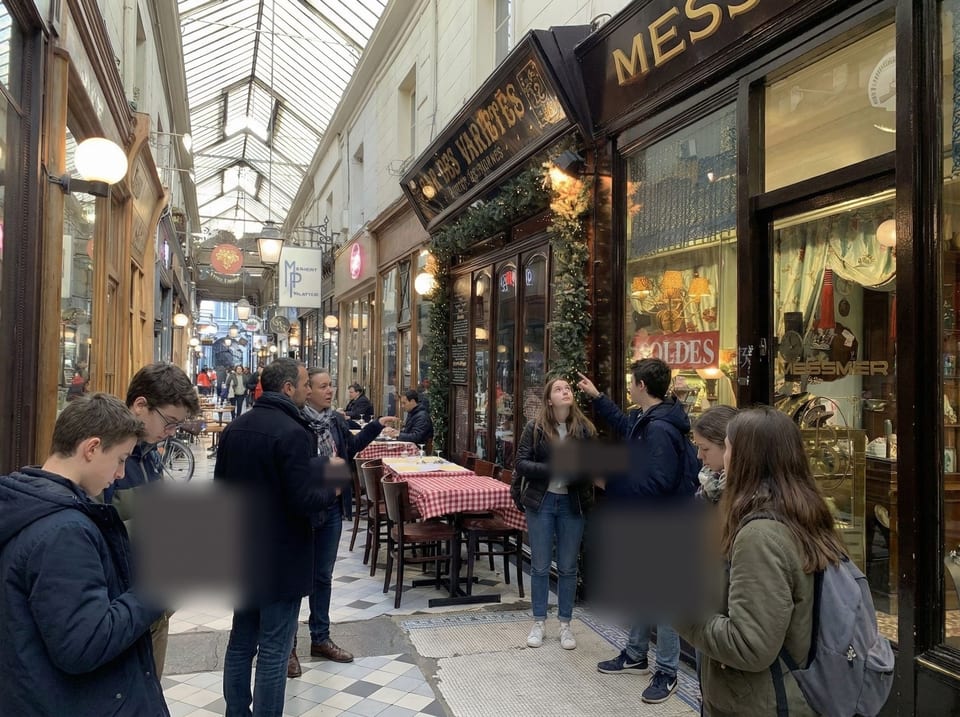Des élèves et leurs professeurs dans un passage couvert