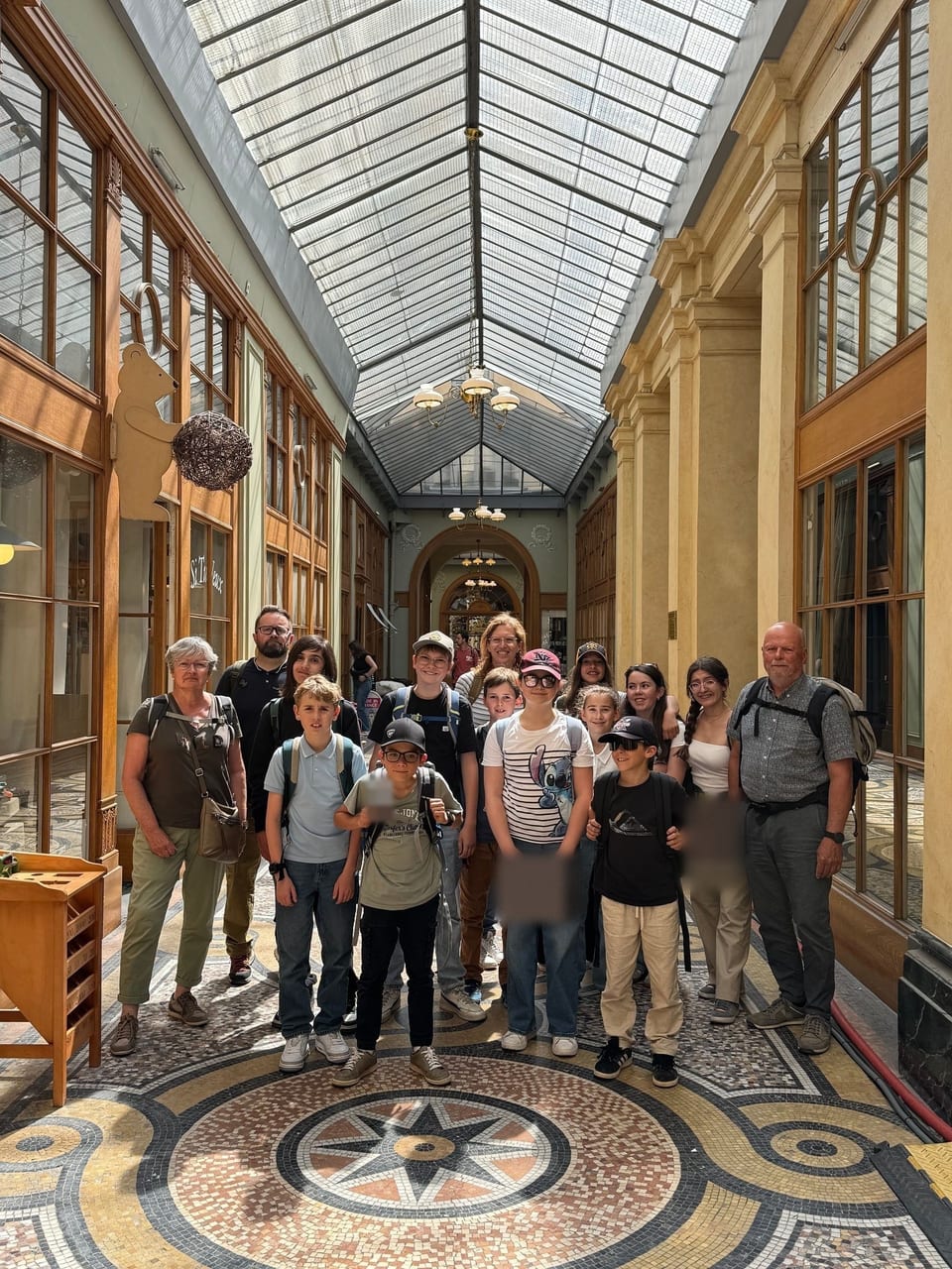 Une classe et ses accompagnateurs dans la galerie Vivienne